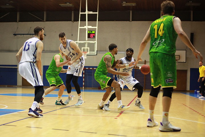 Hustý zápas o prvé miesto!